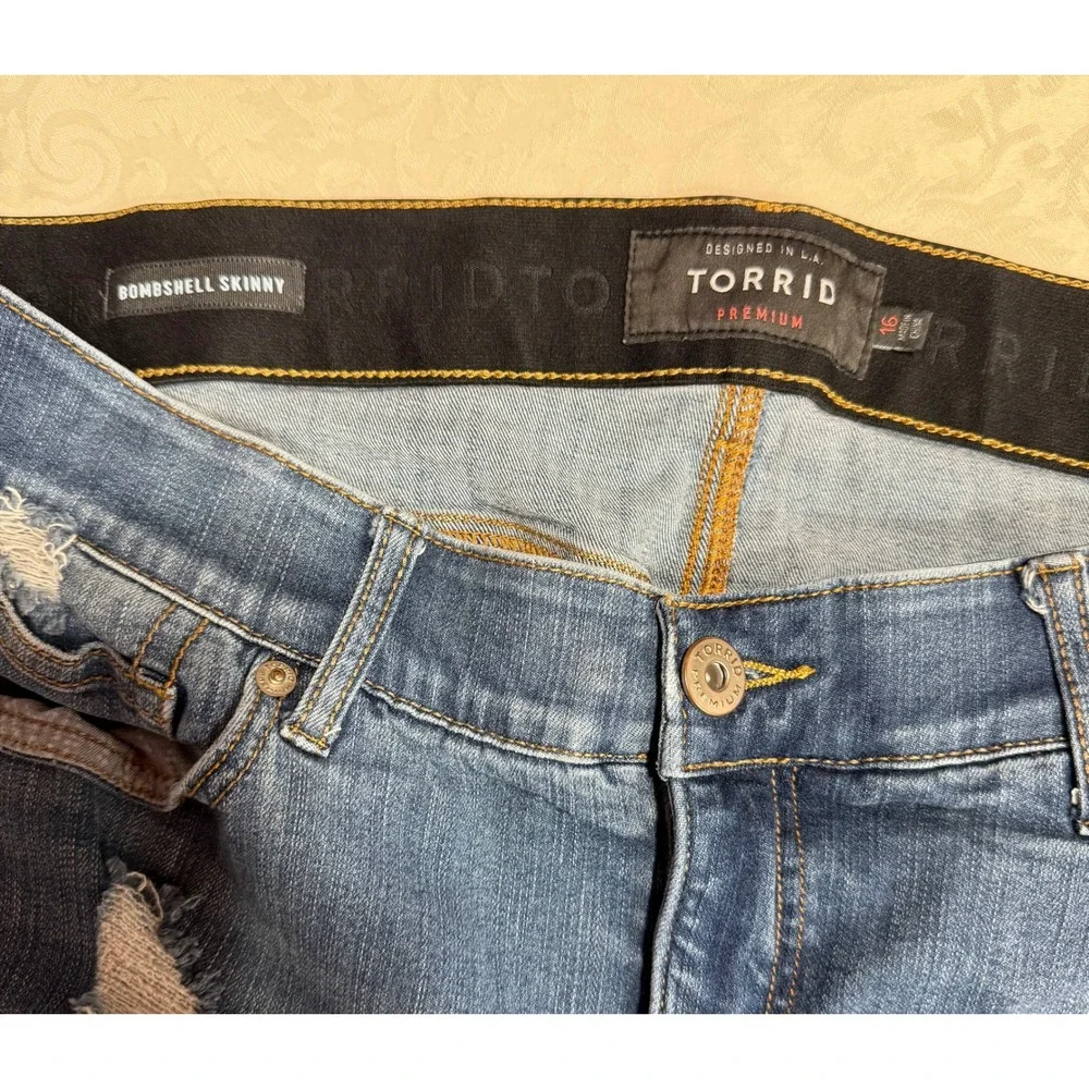 Torrid Bombshell Skinny Jeans Womens 16 Blue Distressed Ripped Cropped Denim - Picture 3 of 10